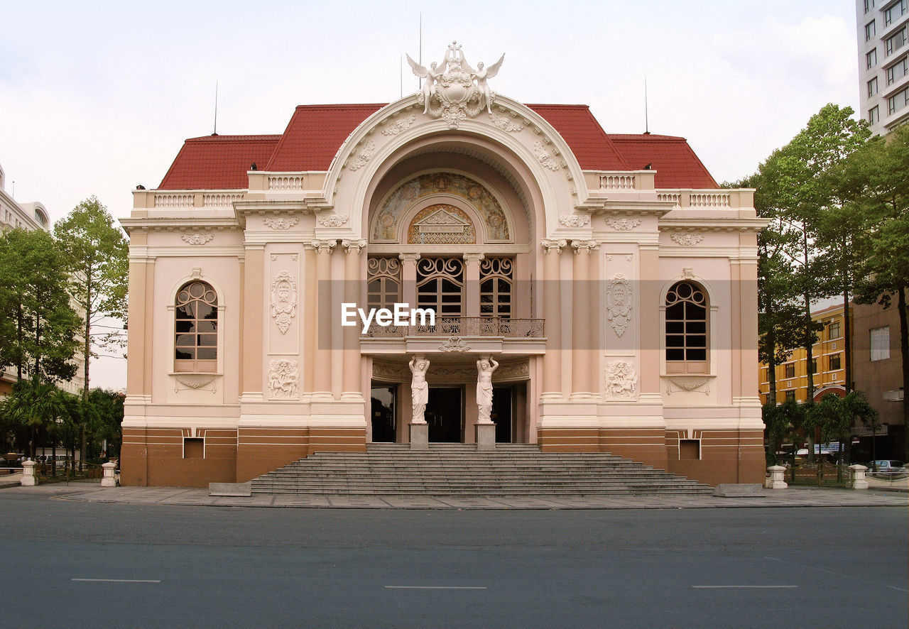 FACADE OF HISTORIC BUILDING IN CITY