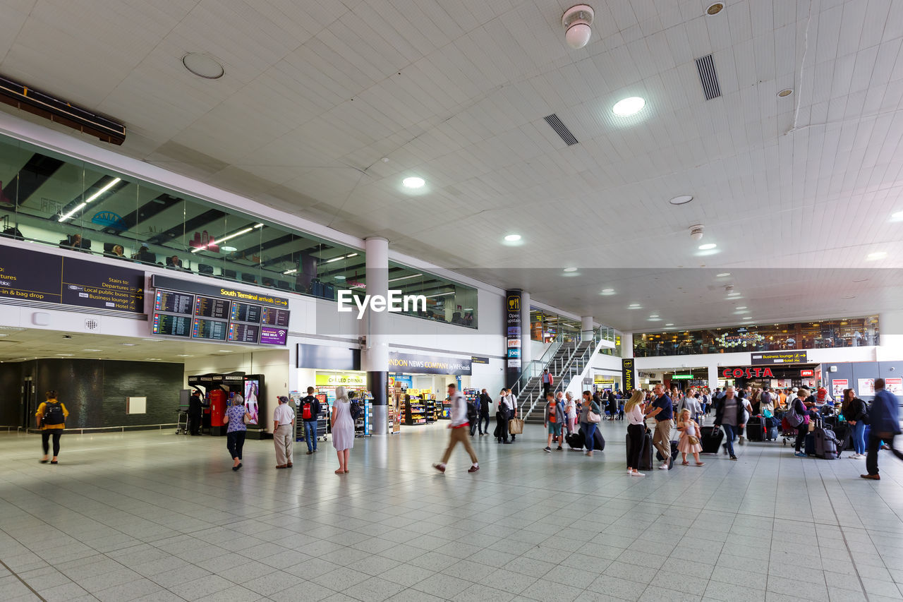 GROUP OF PEOPLE WALKING ON AIRPORT