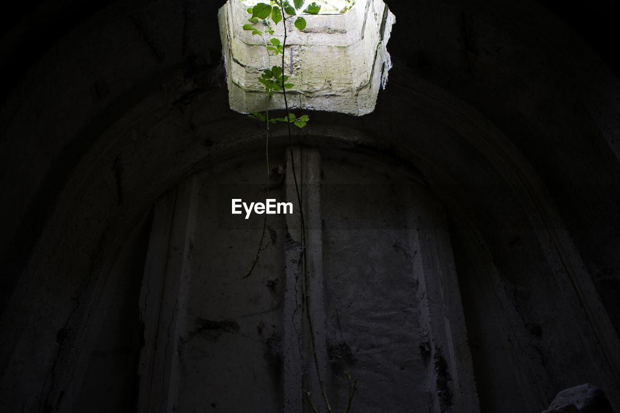 no people, built structure, architecture, low angle view, day, indoors, close-up