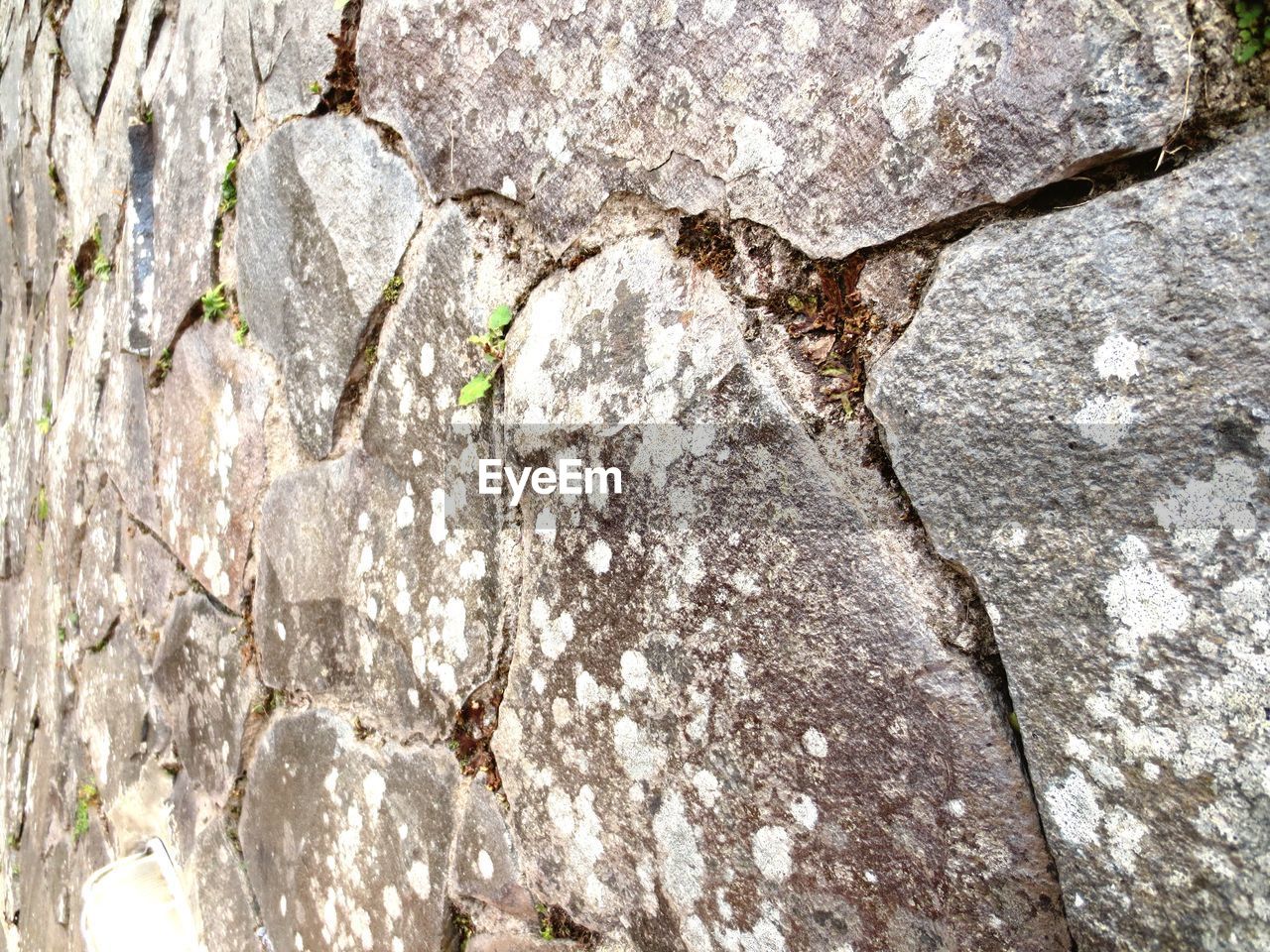 FULL FRAME SHOT OF STONE WALL