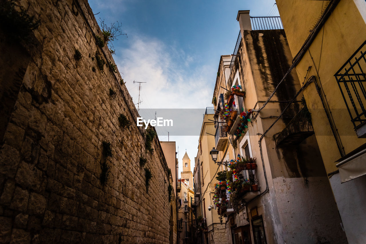 LOW ANGLE VIEW OF BUILDINGS IN CITY