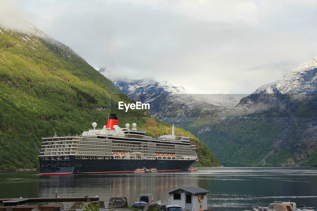 SCENIC VIEW OF SEA AGAINST MOUNTAIN