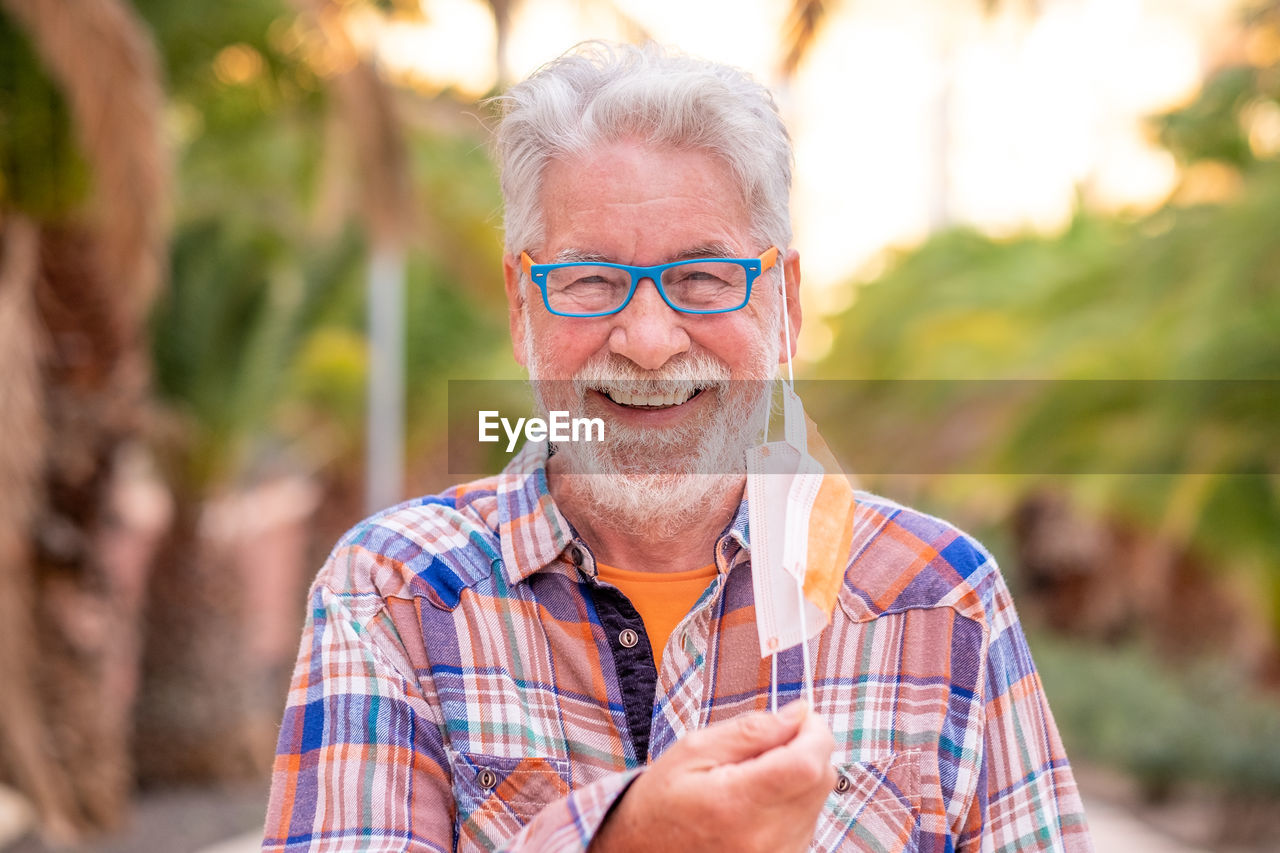 PORTRAIT OF MAN WEARING EYEGLASSES