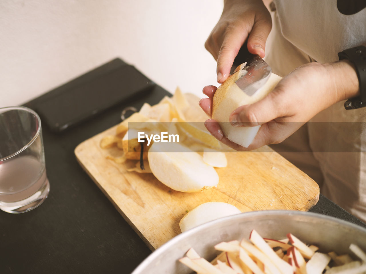 CROPPED IMAGE OF PERSON PREPARING FOOD