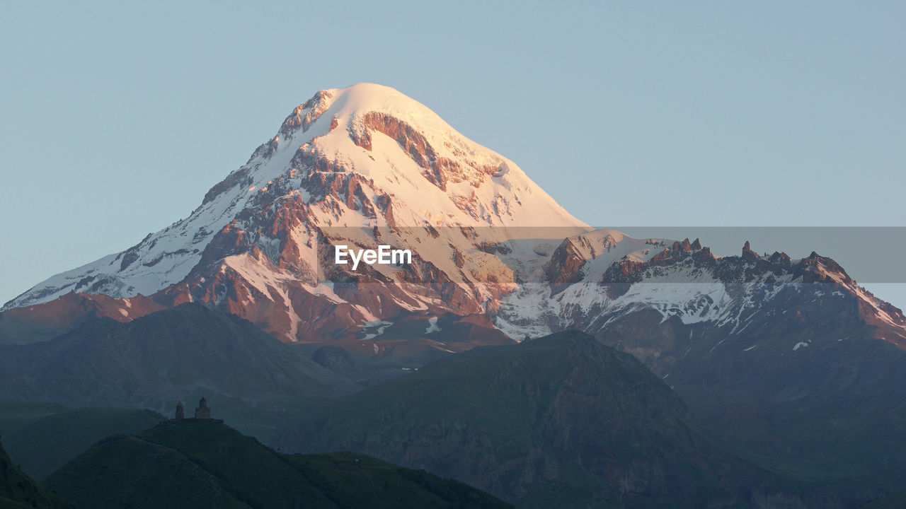 PANORAMIC VIEW OF SNOWCAPPED MOUNTAINS AGAINST SKY