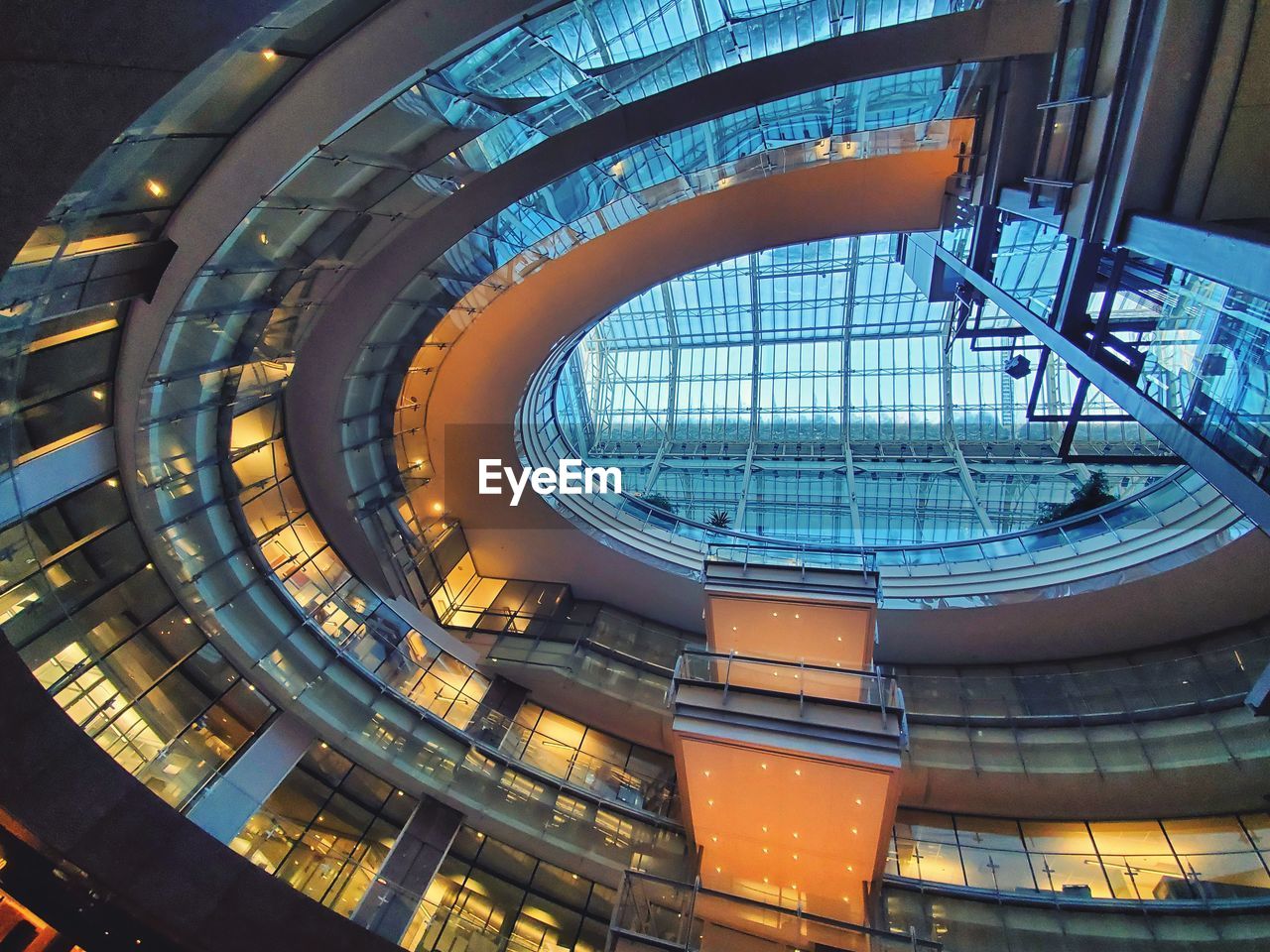 LOW ANGLE VIEW OF SPIRAL STAIRCASE IN MODERN BUILDING