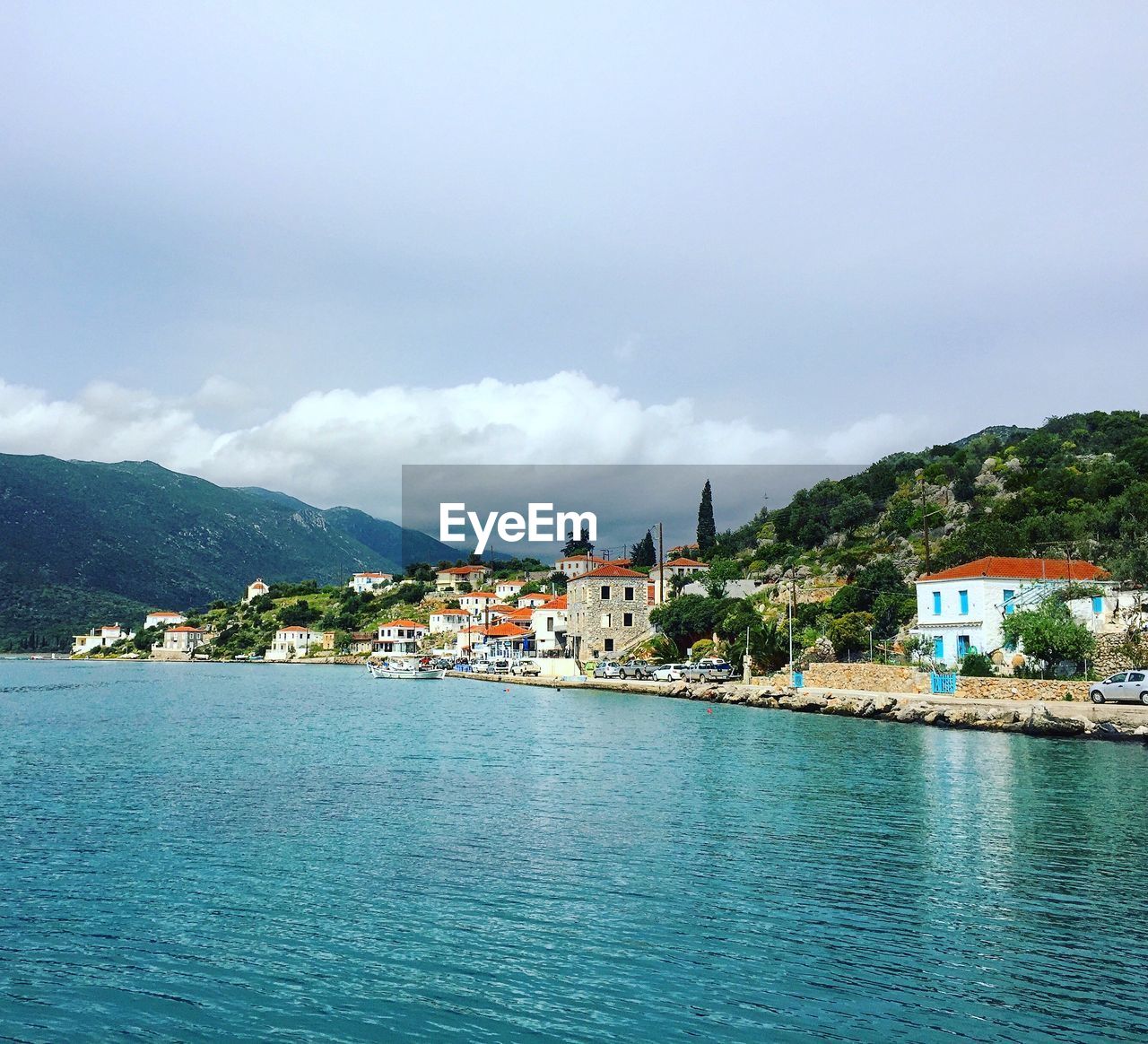 VIEW OF TOWNSCAPE BY SEA AGAINST SKY