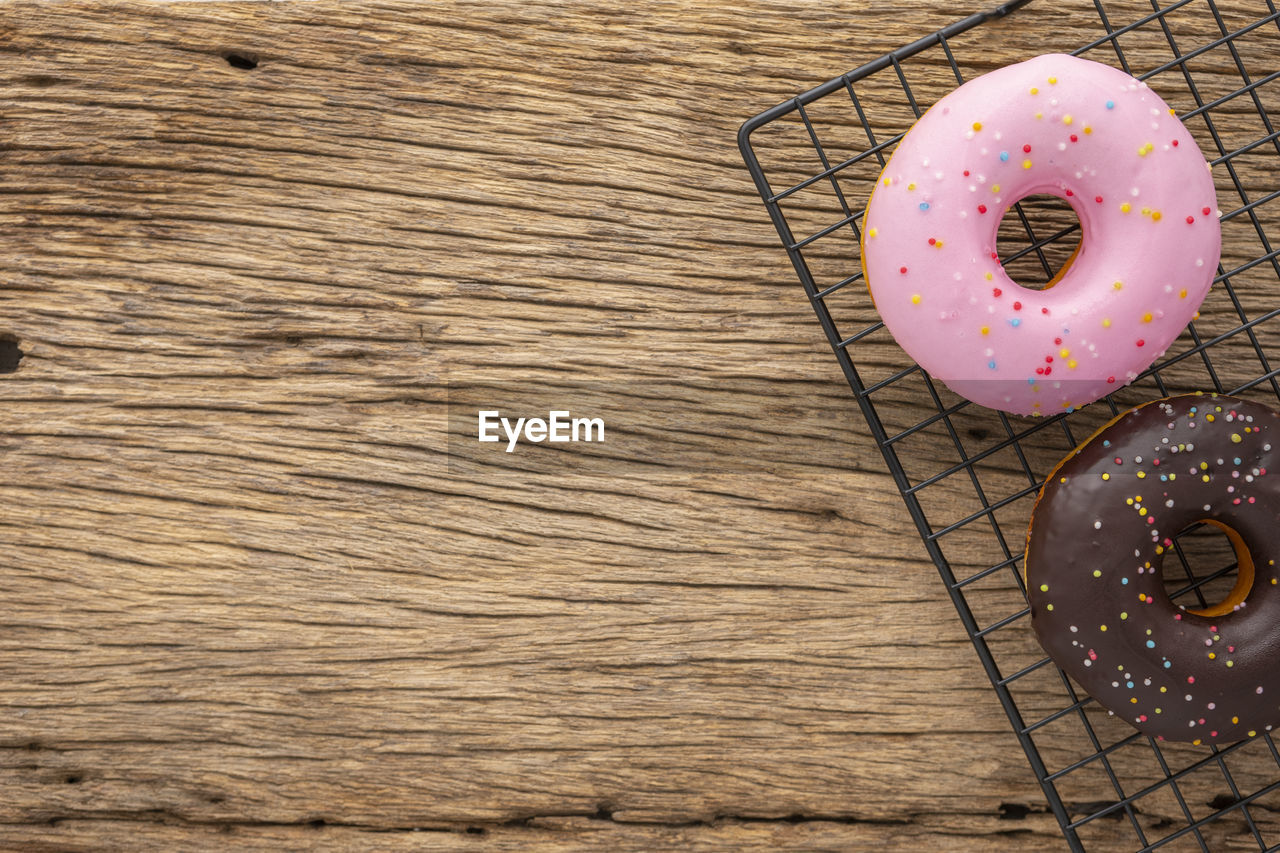 HIGH ANGLE VIEW OF PINK BREAD ON TABLE