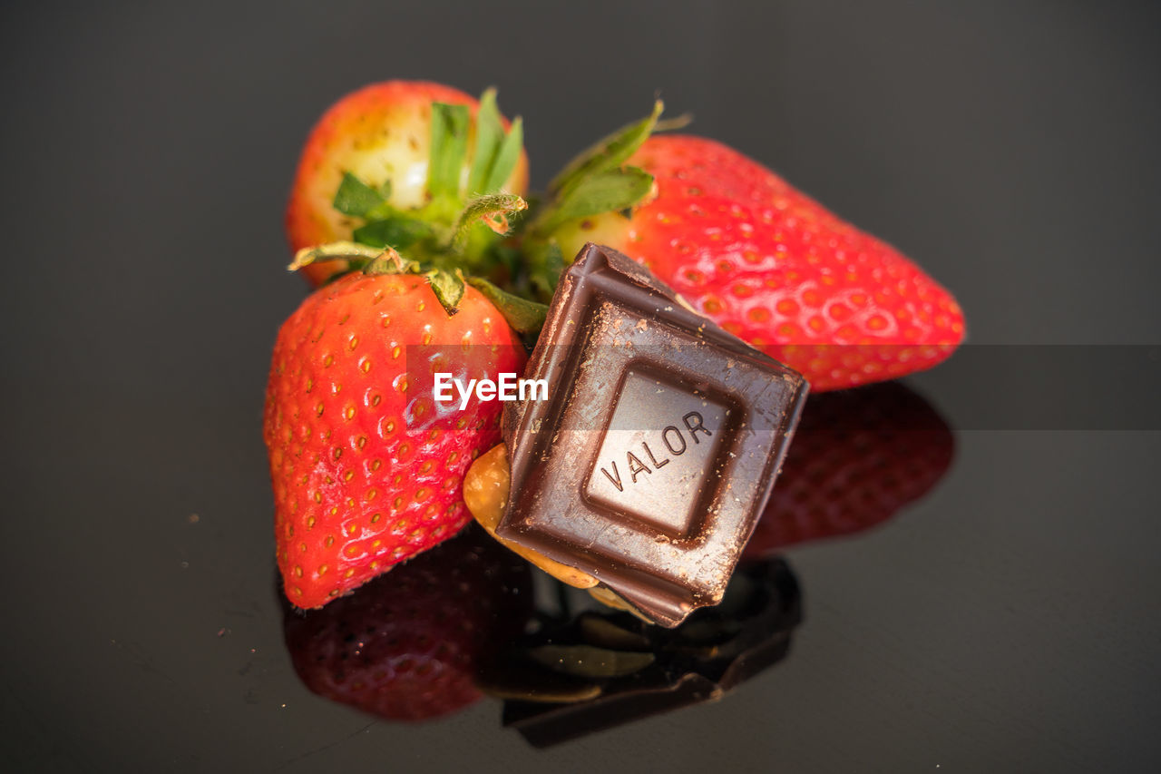 HIGH ANGLE VIEW OF STRAWBERRIES ON APPLE