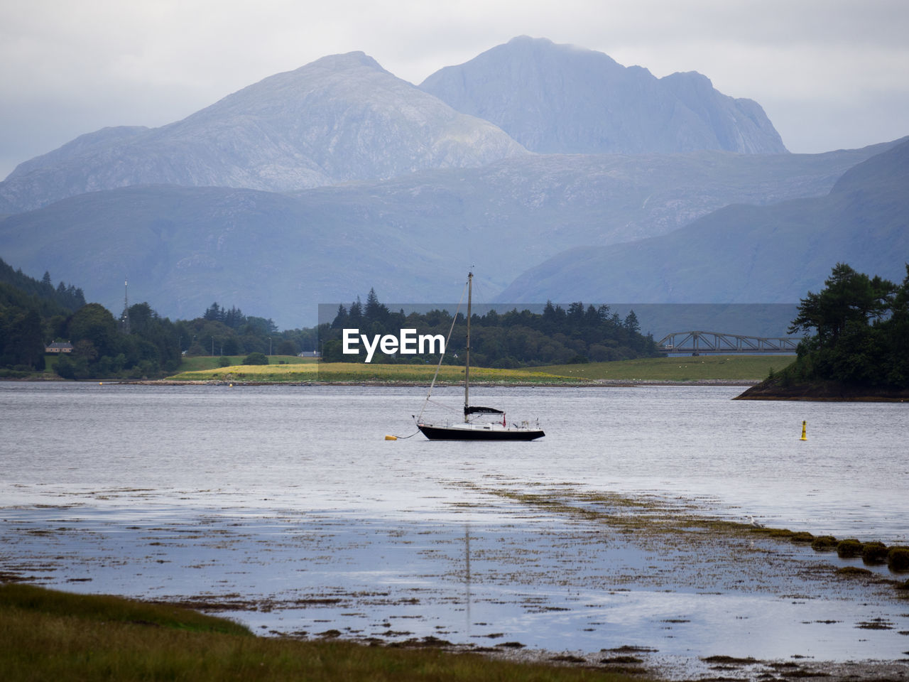 SCENIC VIEW OF SEA AND MOUNTAINS AGAINST SKY