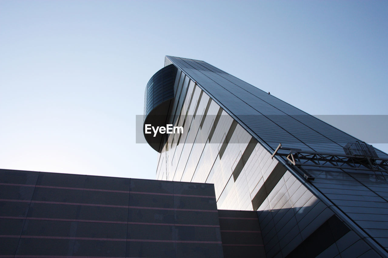 LOW ANGLE VIEW OF BUILDING AGAINST CLEAR SKY