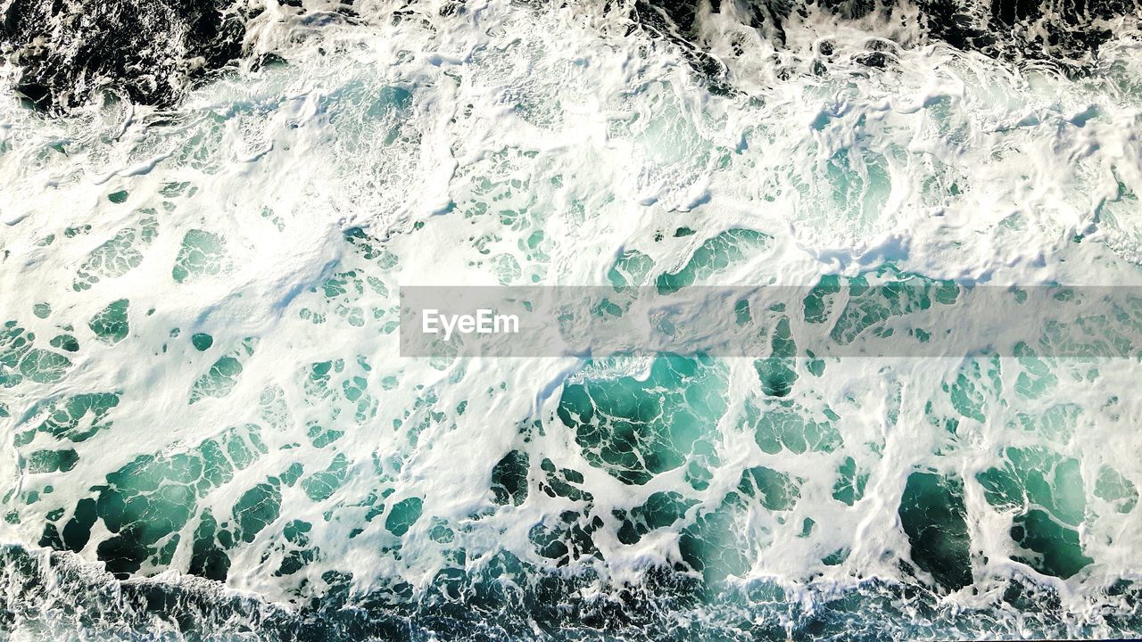 FULL FRAME SHOT OF SEA WAVES SPLASHING