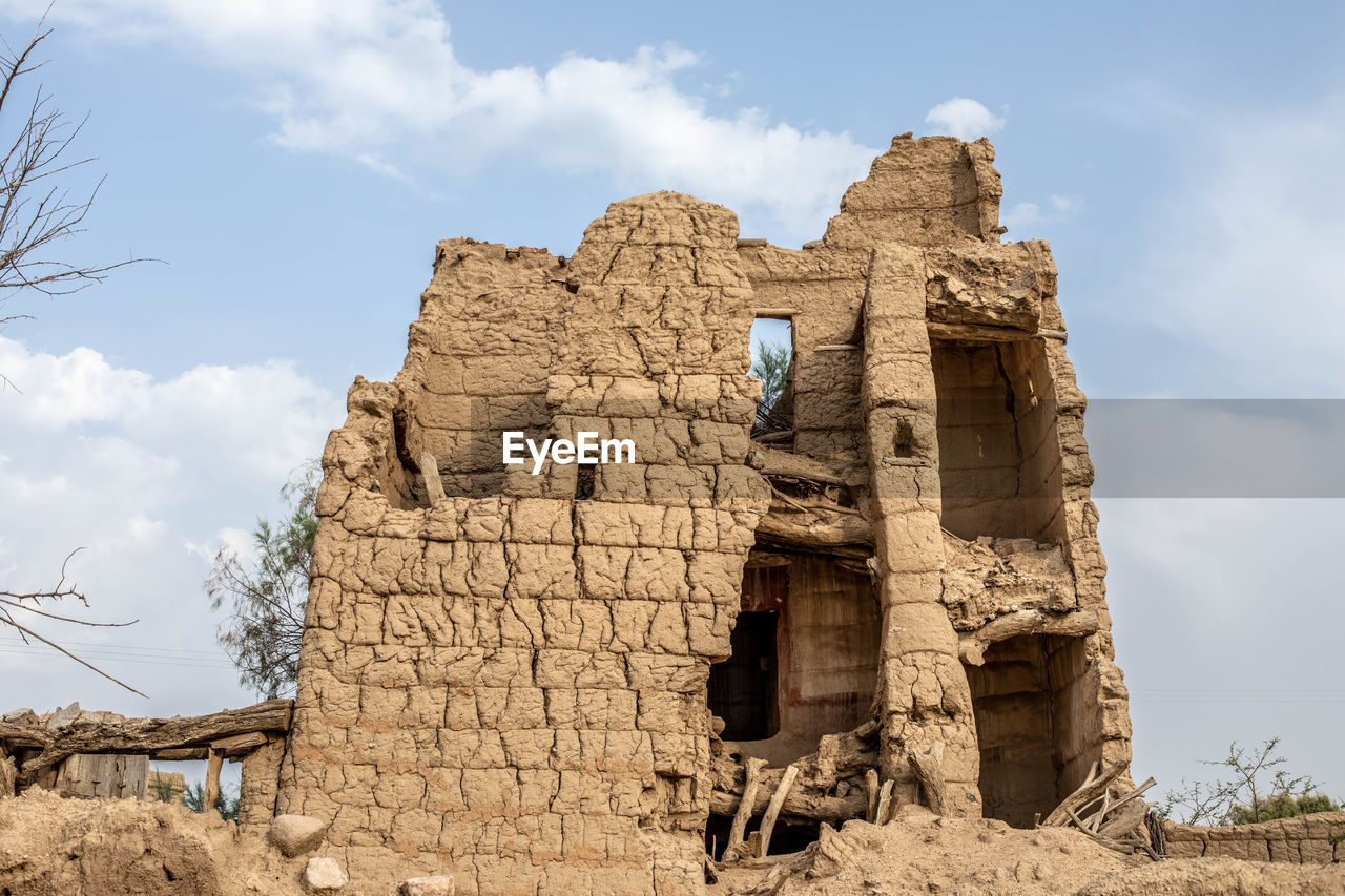 LOW ANGLE VIEW OF OLD RUIN BUILDING AGAINST SKY