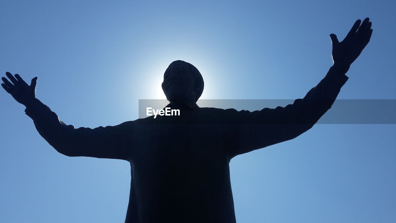 LOW ANGLE VIEW OF SILHOUETTE STATUE AGAINST CLEAR SKY