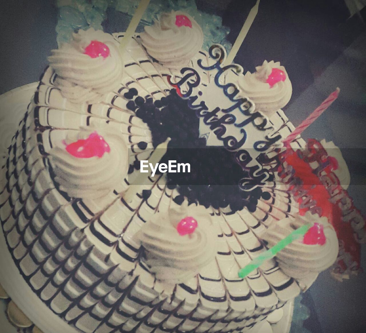 HIGH ANGLE VIEW OF ICE CREAM ON CAKE