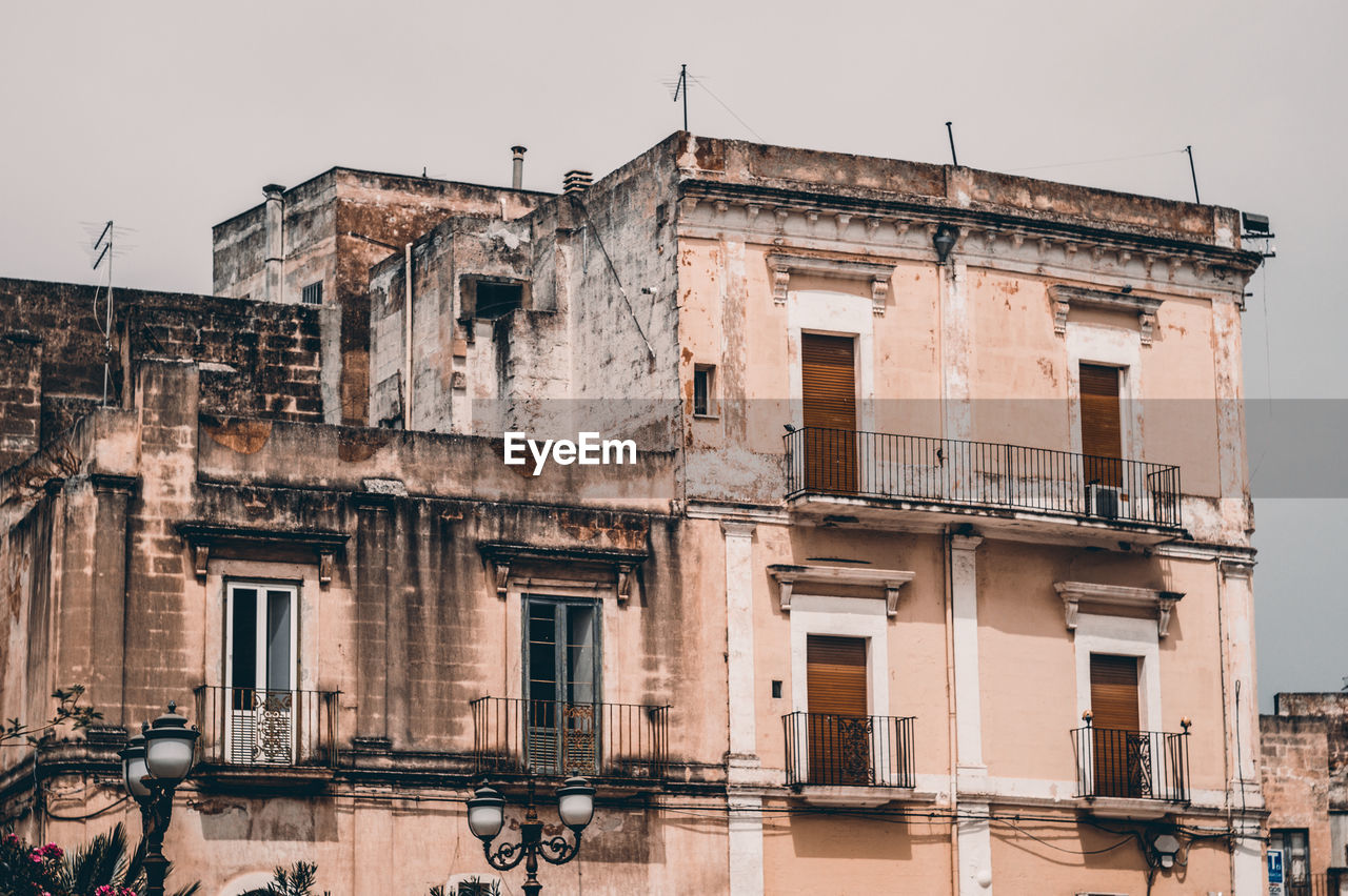 LOW ANGLE VIEW OF OLD BUILDING