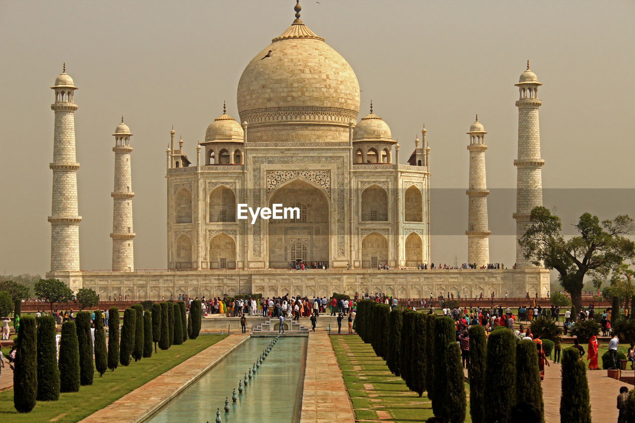 Group of people in front of taj mahal 