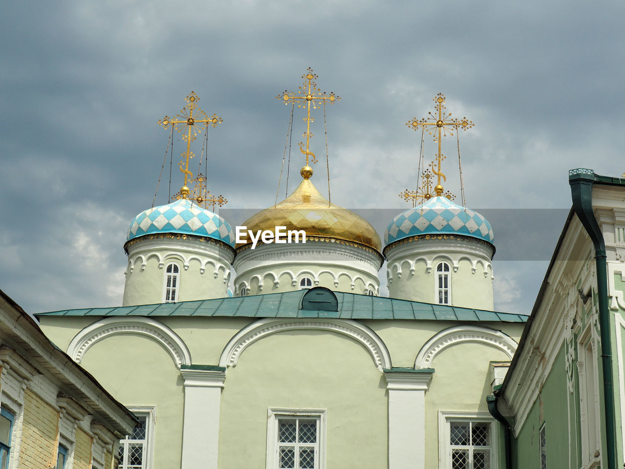 LOW ANGLE VIEW OF A BUILDING AGAINST CLOUDY SKY