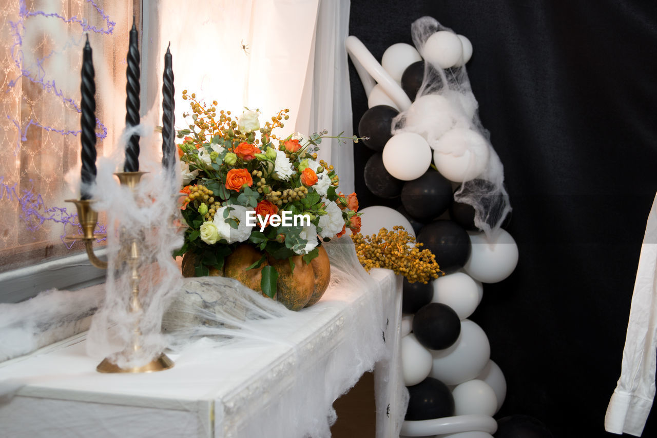 Decor halloween flowers and candles