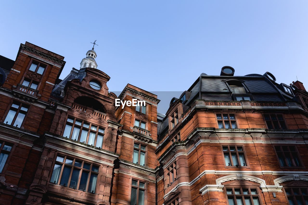 LOW ANGLE VIEW OF BUILDINGS AGAINST SKY