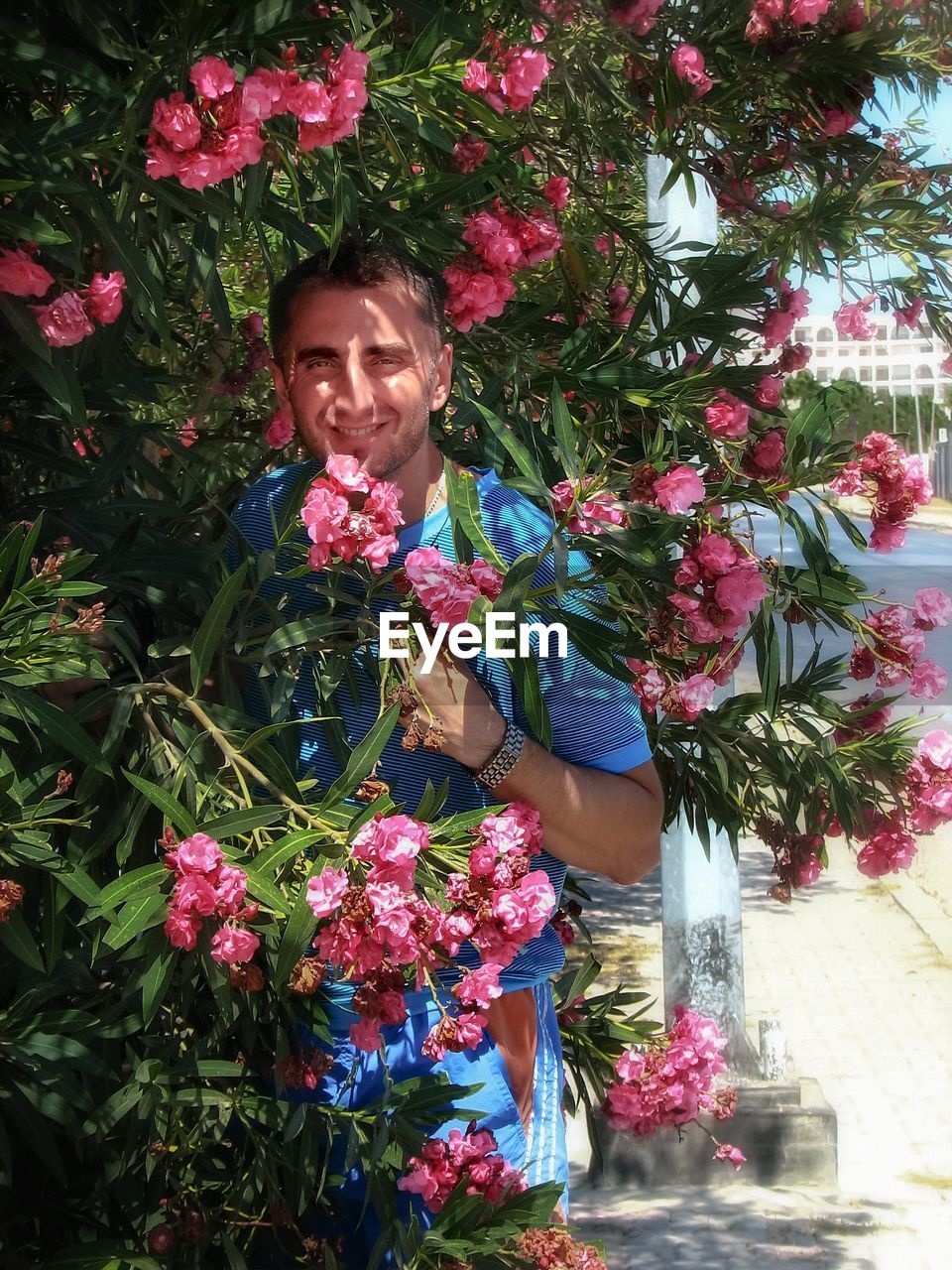 PORTRAIT OF YOUNG MAN AGAINST PLANTS