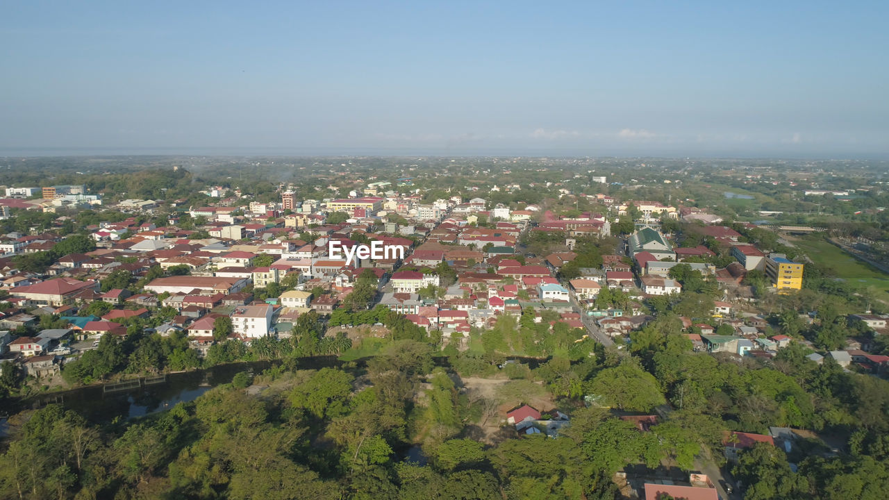 HIGH ANGLE VIEW OF TOWNSCAPE AGAINST SKY IN CITY