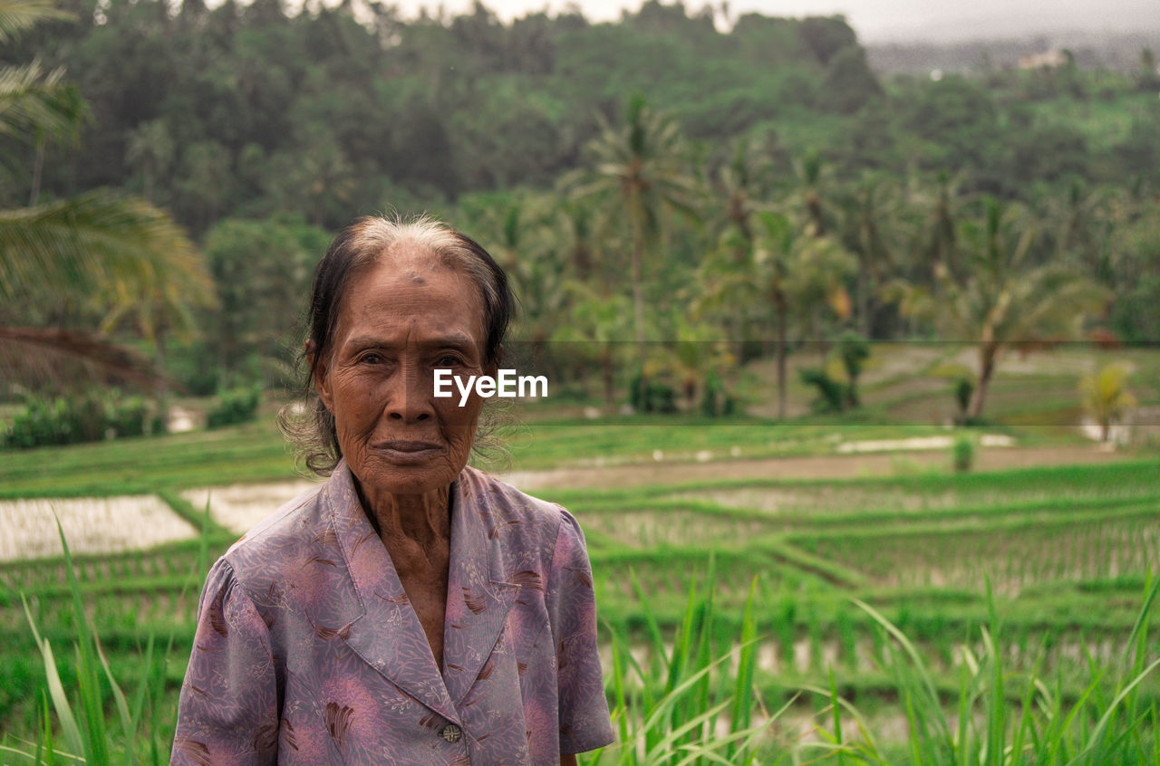 PORTRAIT OF A WOMAN IN FIELD