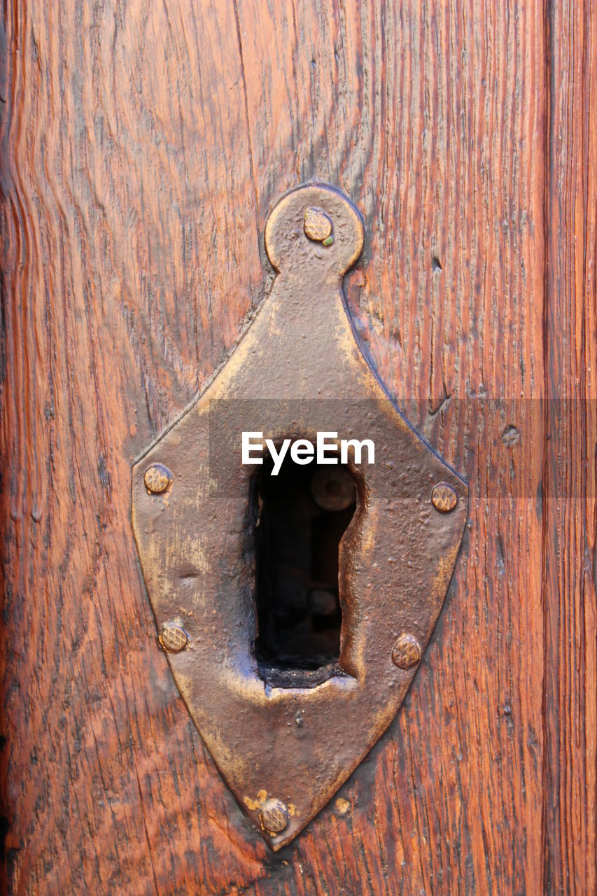 CLOSE-UP OF RUSTY METAL DOOR