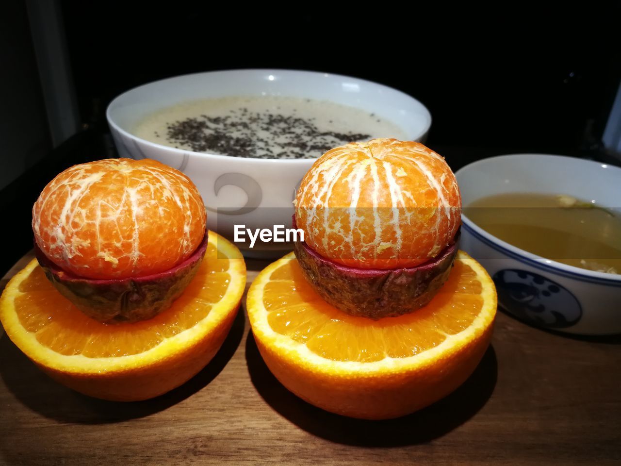 HIGH ANGLE VIEW OF ORANGE FRUITS IN PLATE ON TABLE