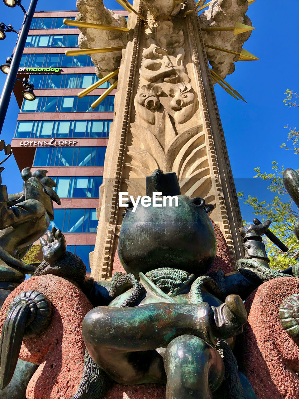 LOW ANGLE VIEW OF STATUES AGAINST BUILDING