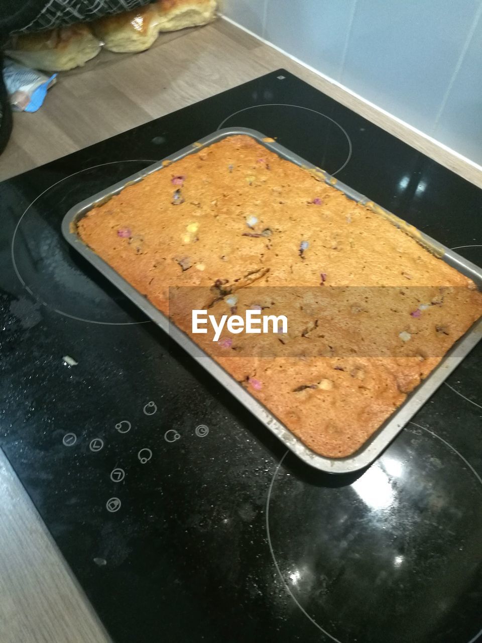 HIGH ANGLE VIEW OF BREAD IN TRAY