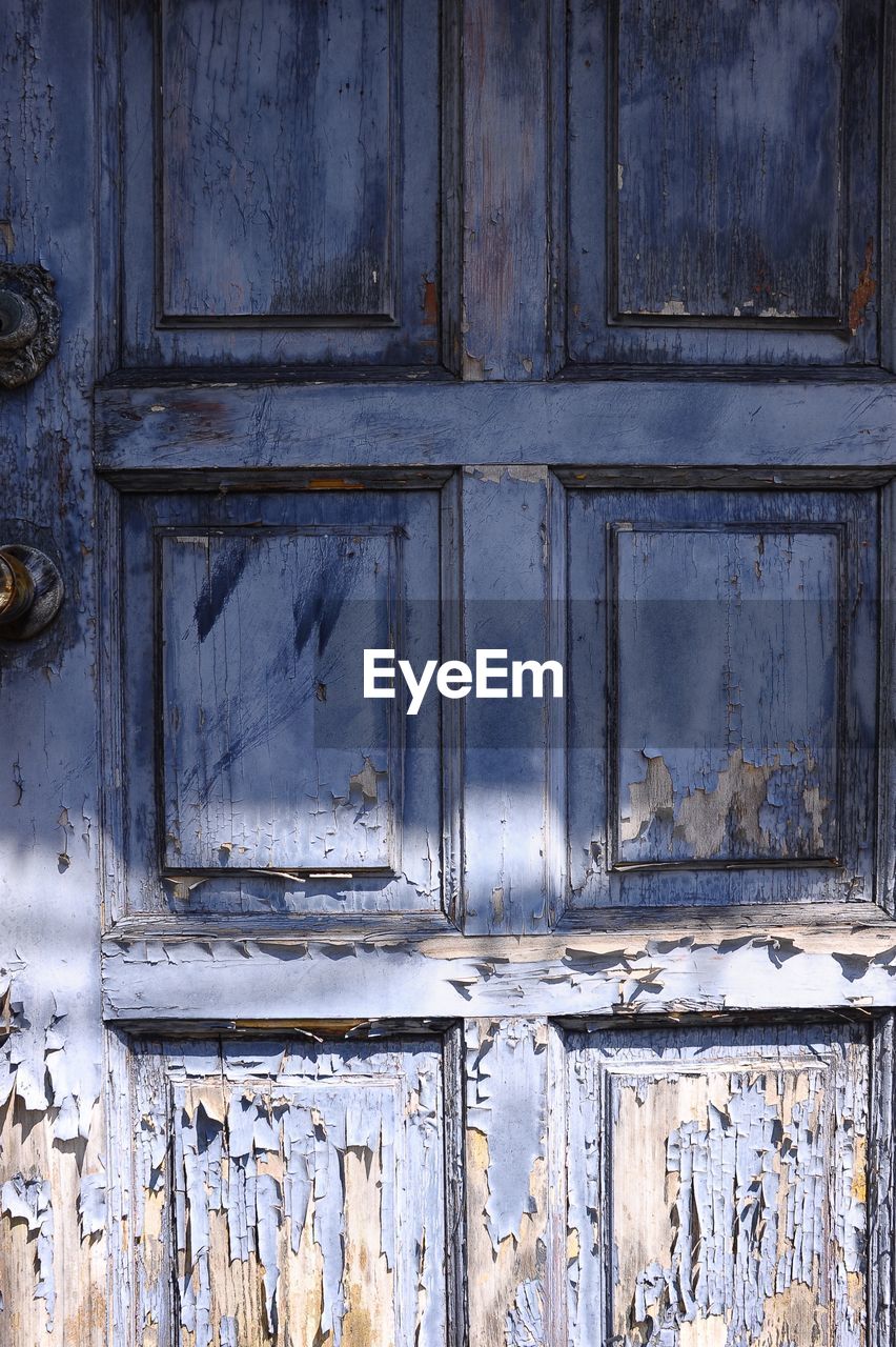 FULL FRAME SHOT OF WEATHERED DOOR