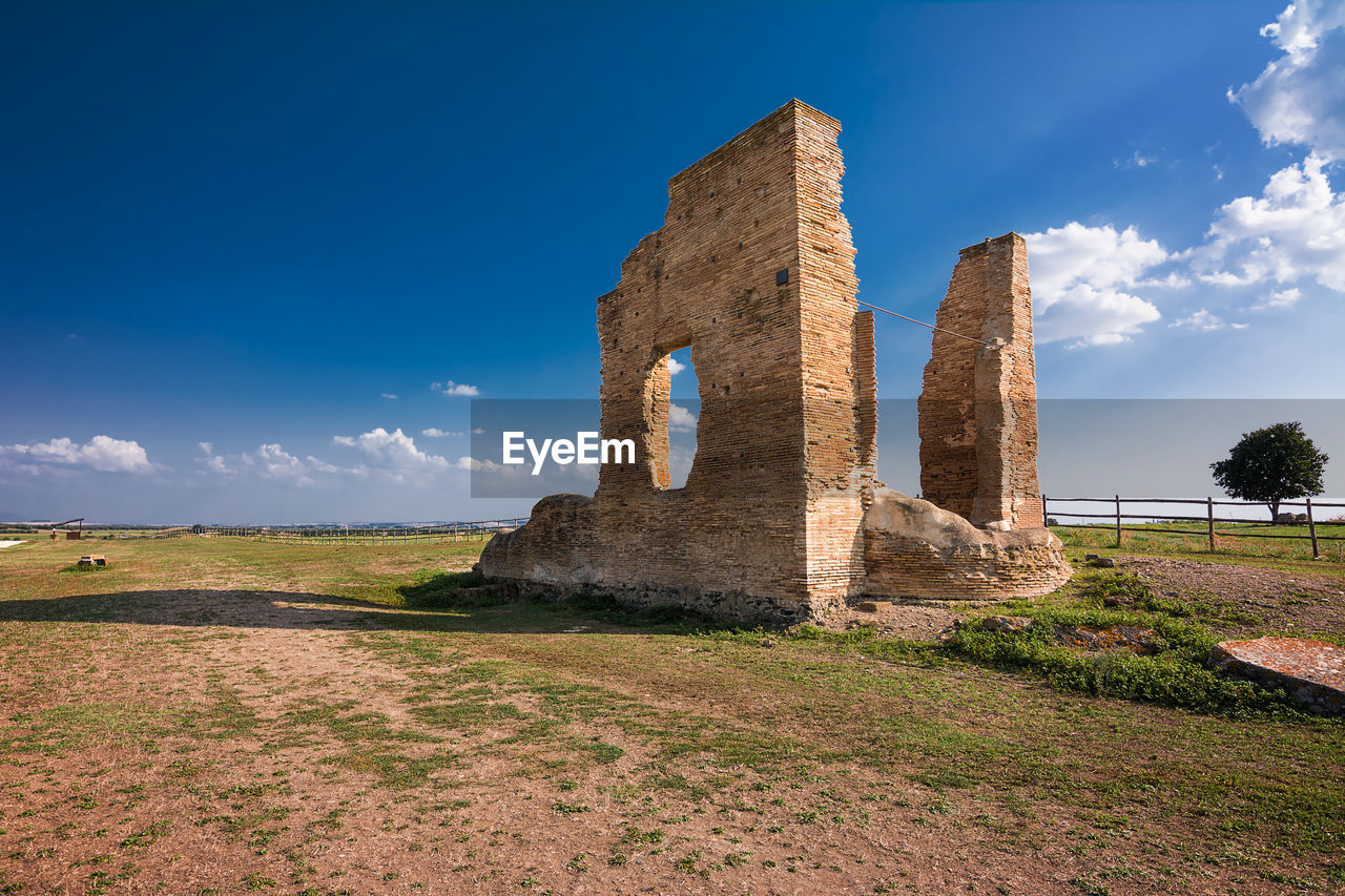 OLD RUINS OF BUILDING AGAINST SKY