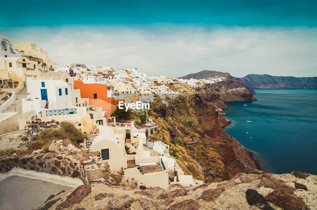 HIGH ANGLE VIEW OF TOWN BY SEA