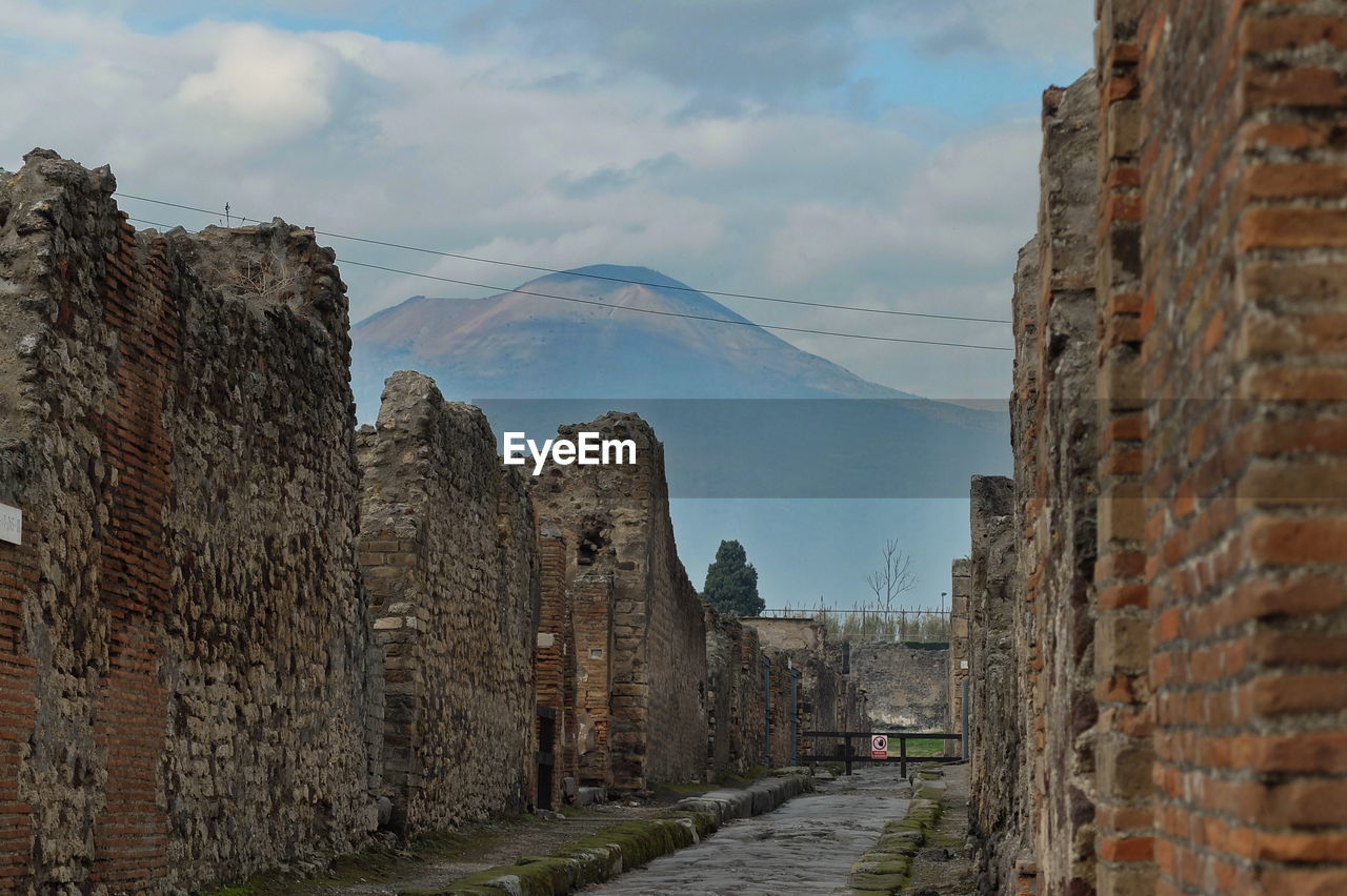 PANORAMIC VIEW OF CASTLE AGAINST SKY IN BACKGROUND