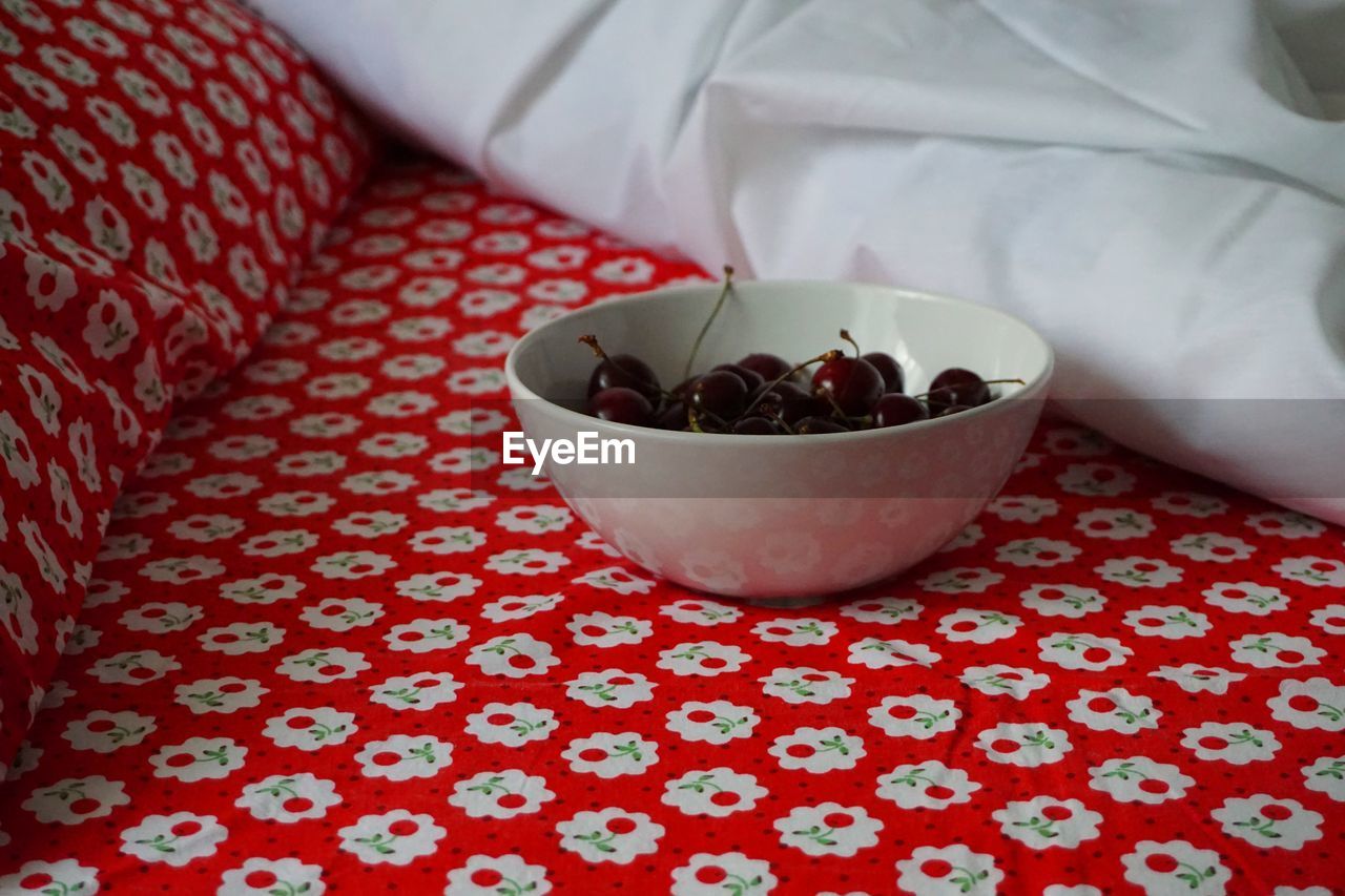 HIGH ANGLE VIEW OF BREAKFAST SERVED IN BOWL ON TABLE