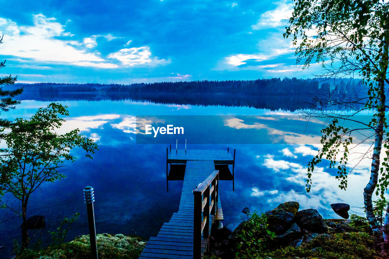 SCENIC VIEW OF LAKE AGAINST CLOUDY SKY