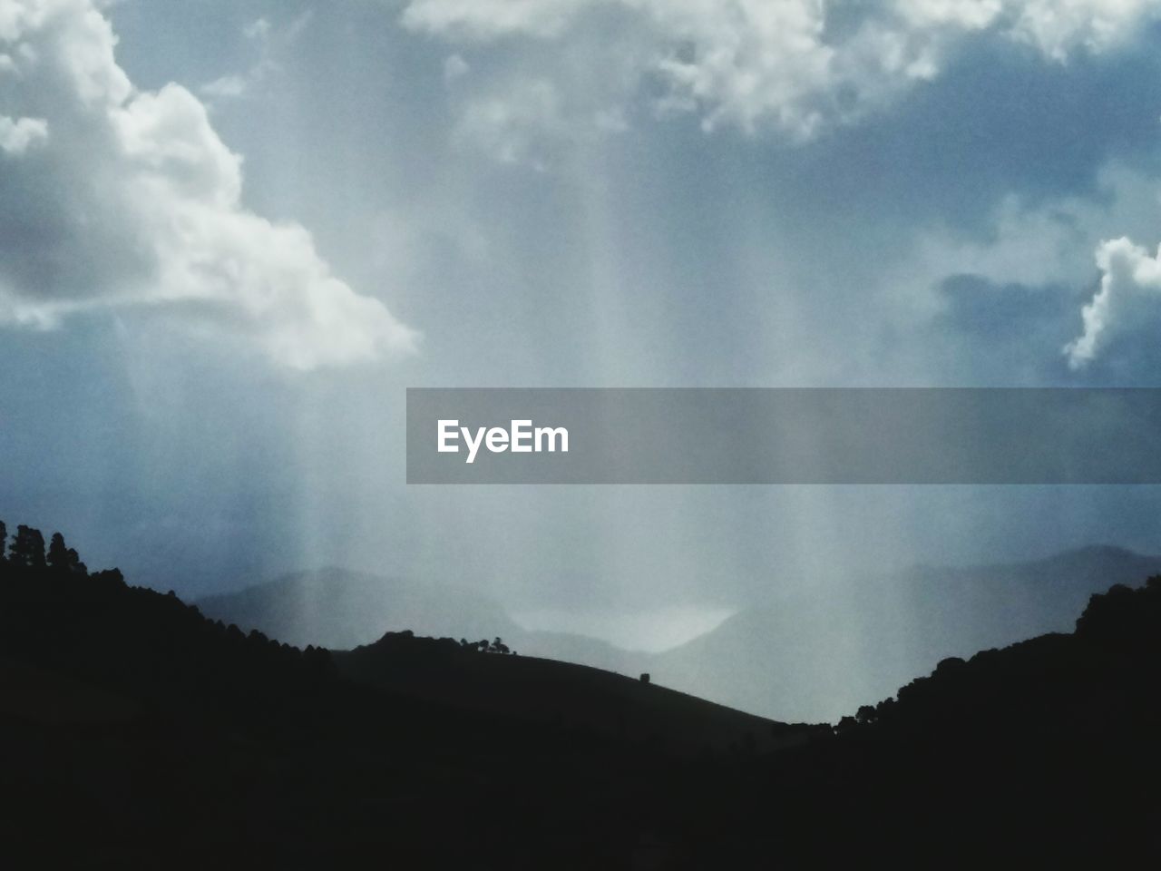 SCENIC VIEW OF SILHOUETTE MOUNTAIN AGAINST SKY