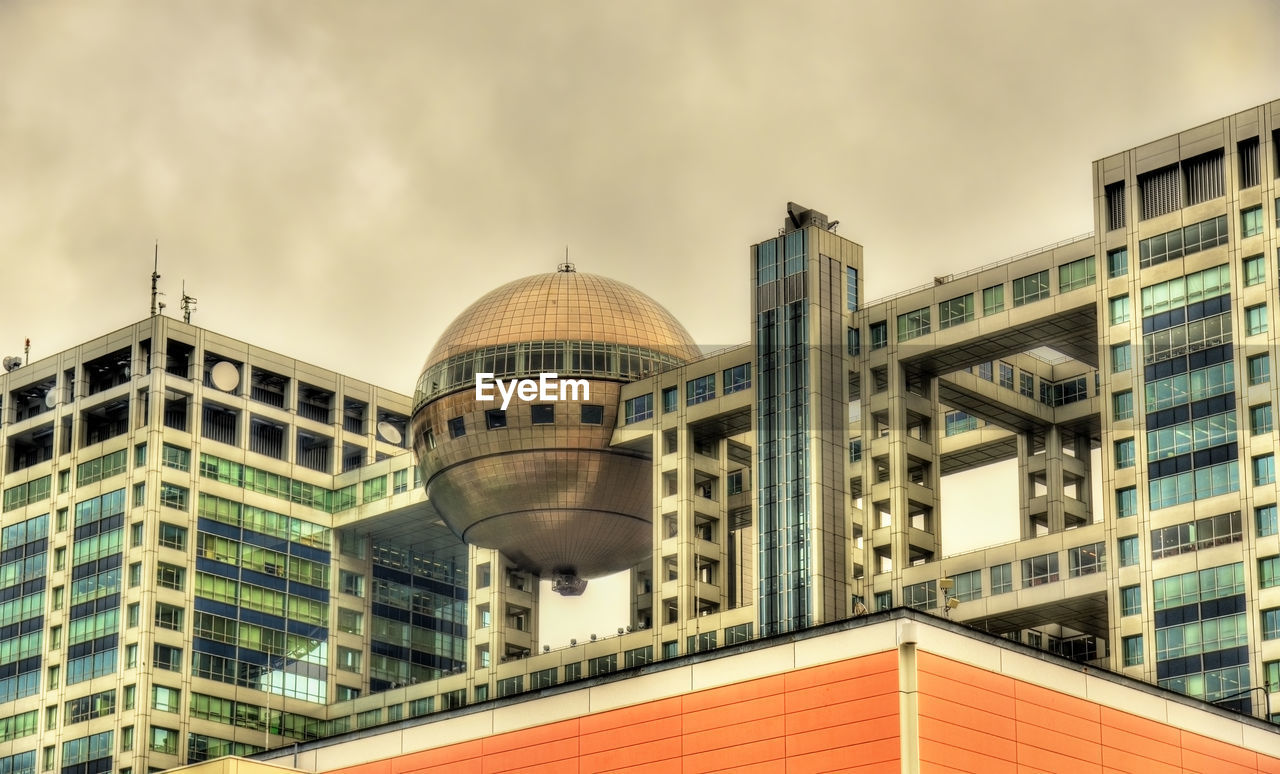 LOW ANGLE VIEW OF MODERN BUILDINGS AGAINST SKY