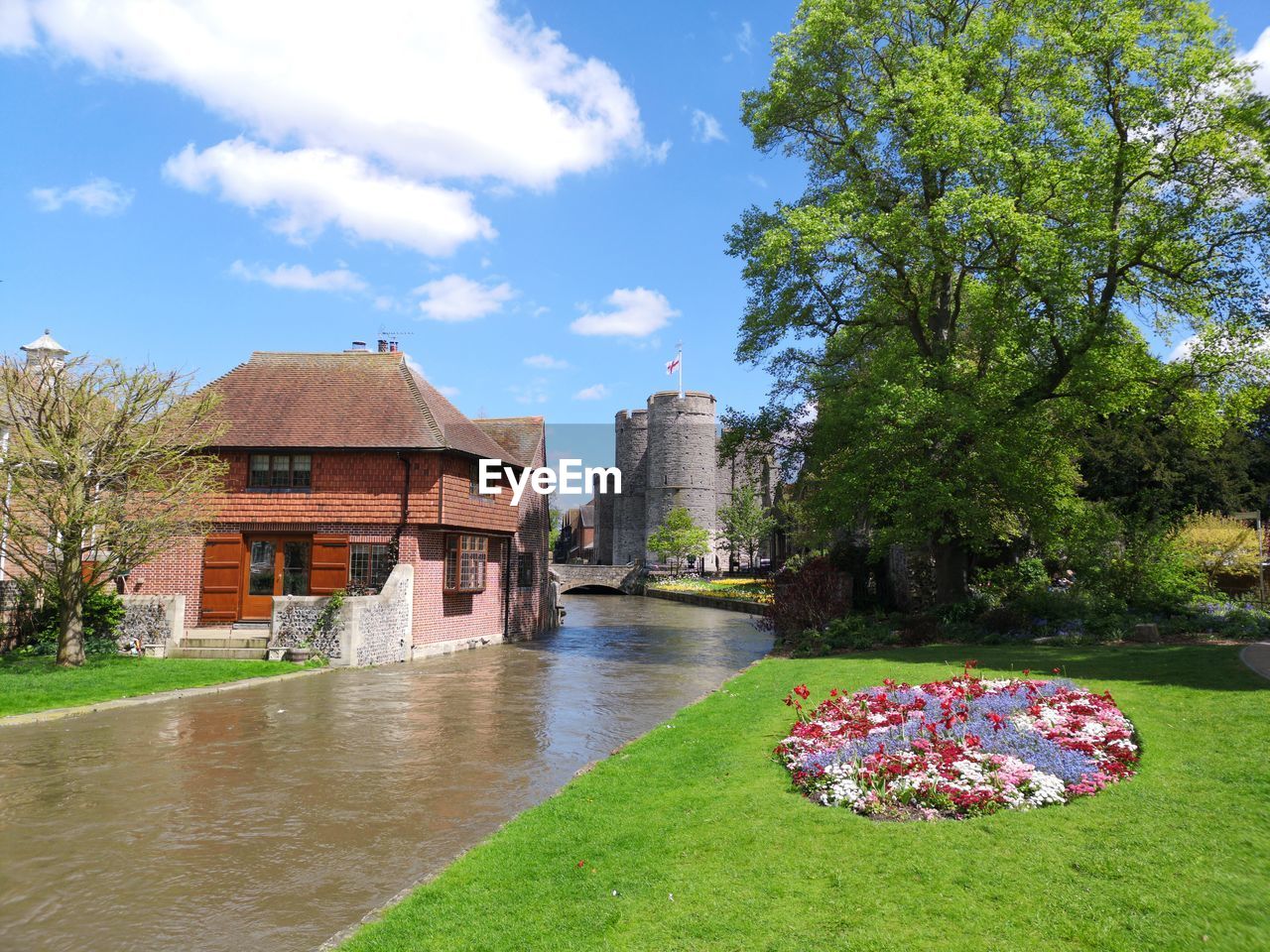 VIEW OF CANAL BY BUILDING AGAINST SKY