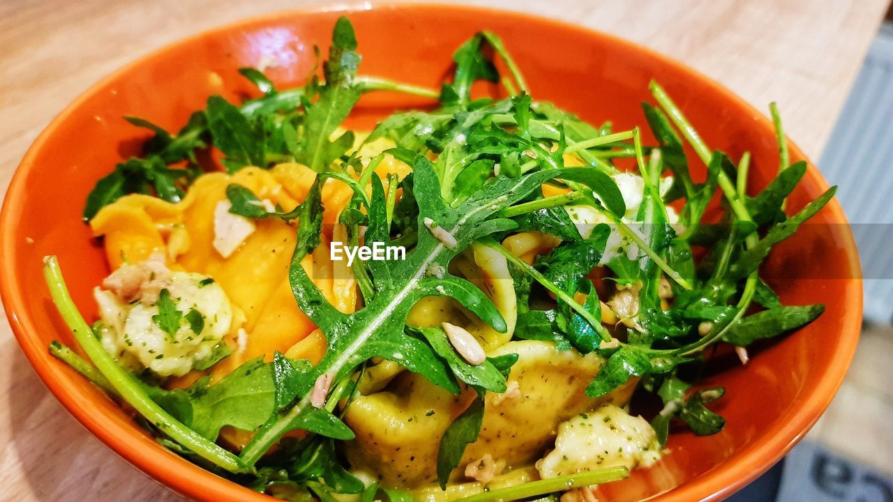 HIGH ANGLE VIEW OF FOOD IN BOWL