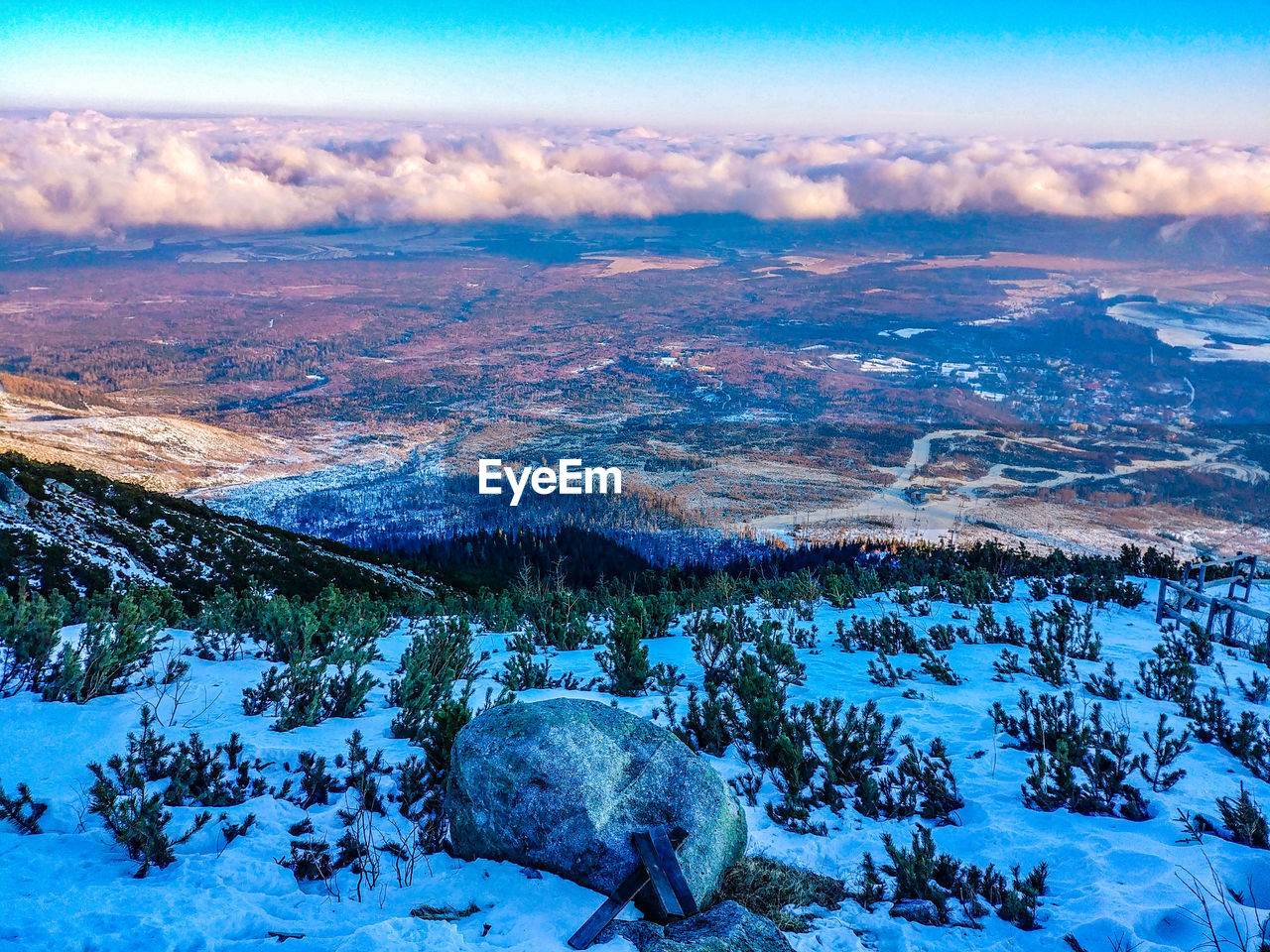 AERIAL VIEW OF SNOW COVERED LANDSCAPE AGAINST SKY