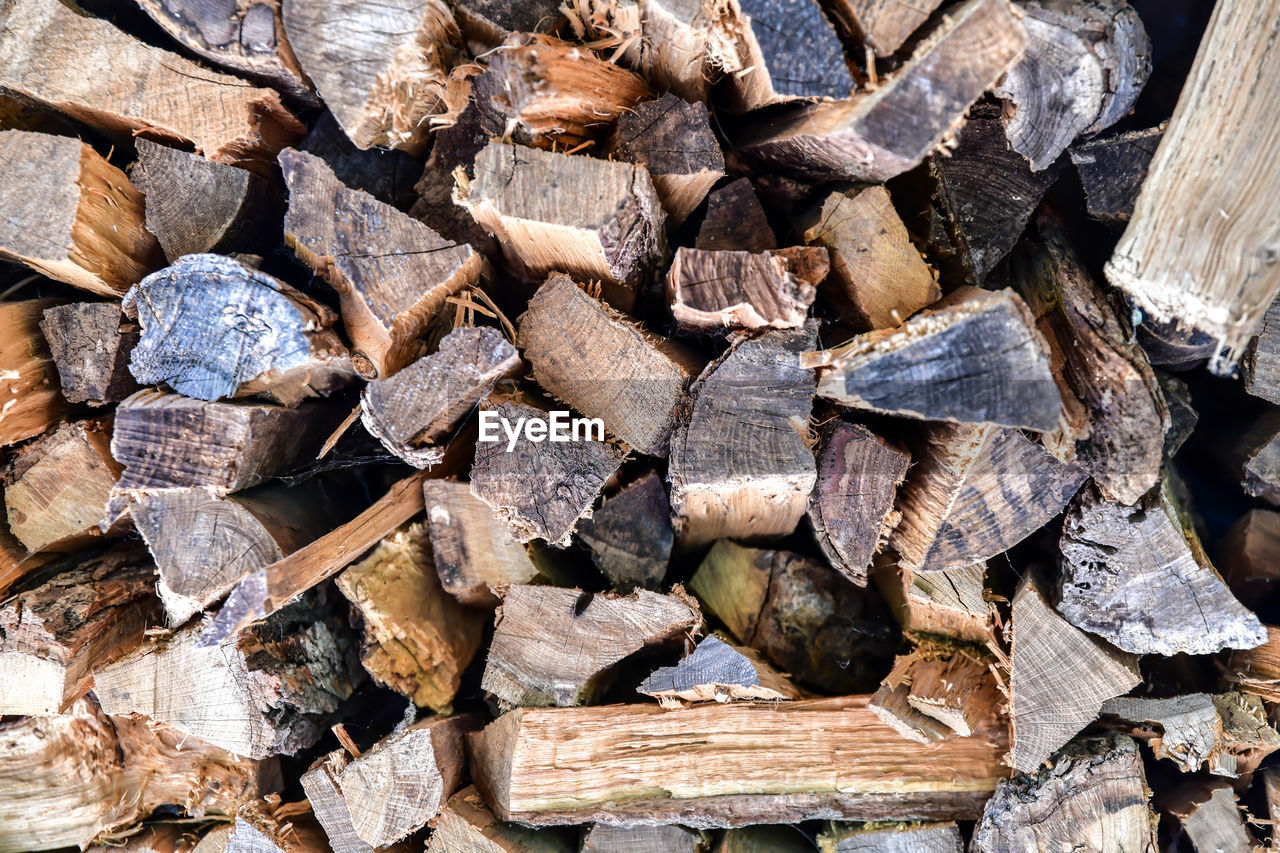 FULL FRAME SHOT OF LOGS IN FIREWOOD