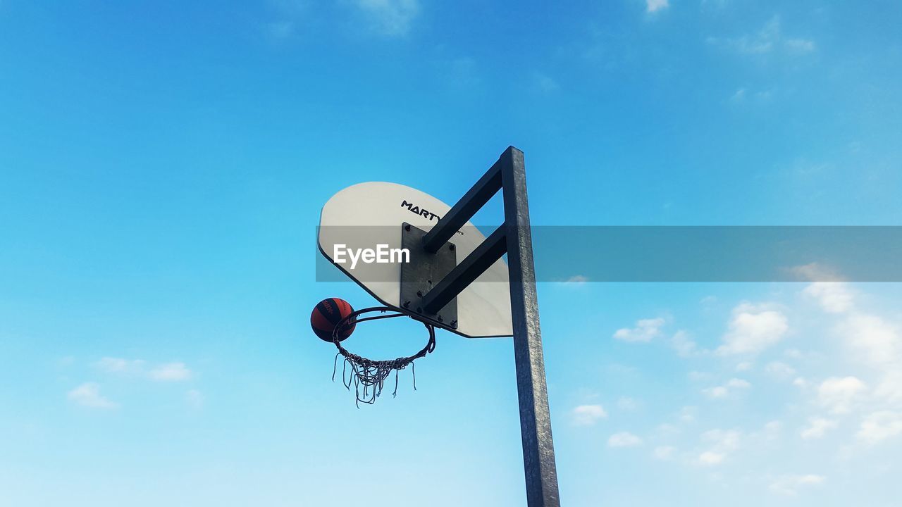 LOW ANGLE VIEW OF BASKETBALL COURT AGAINST SKY