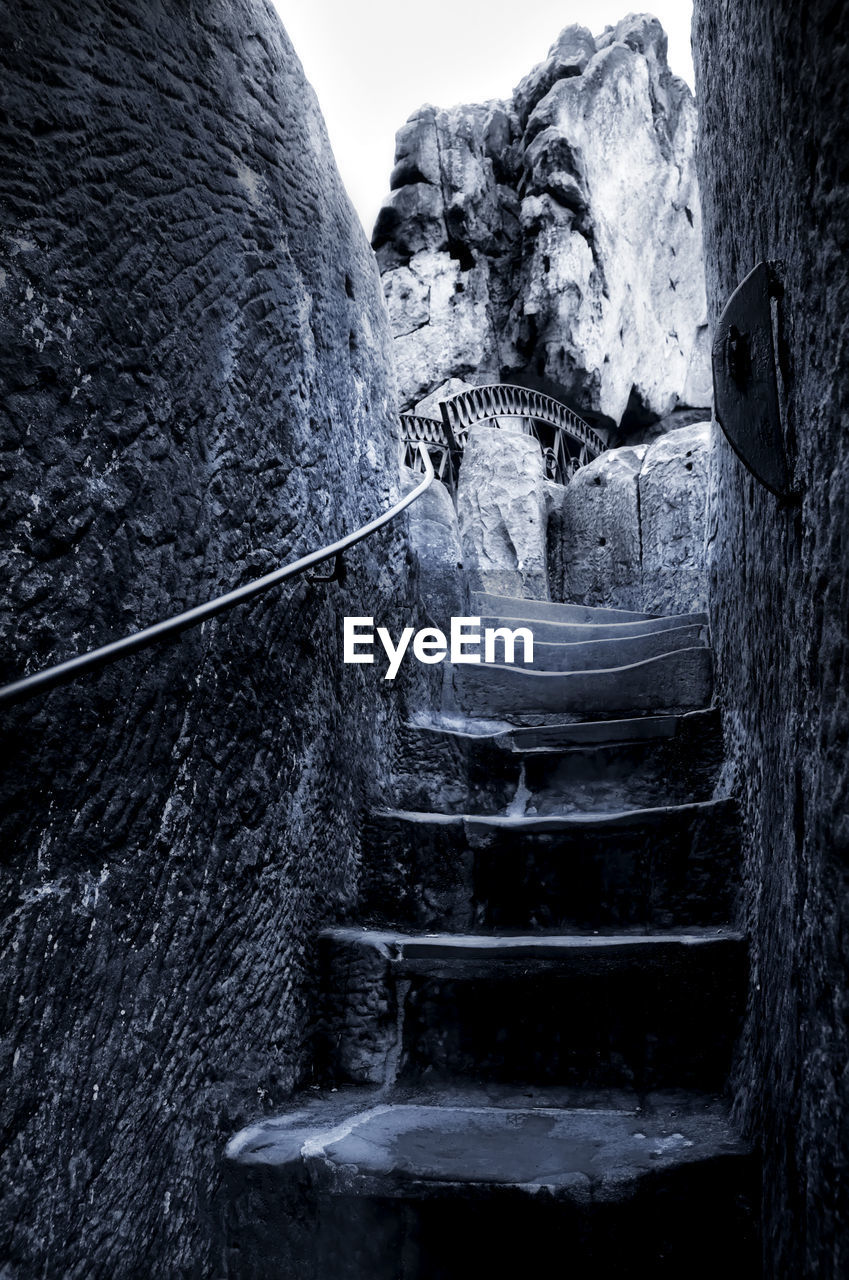 LOW ANGLE VIEW OF STEPS LEADING TOWARDS TEMPLE AGAINST BUILDING