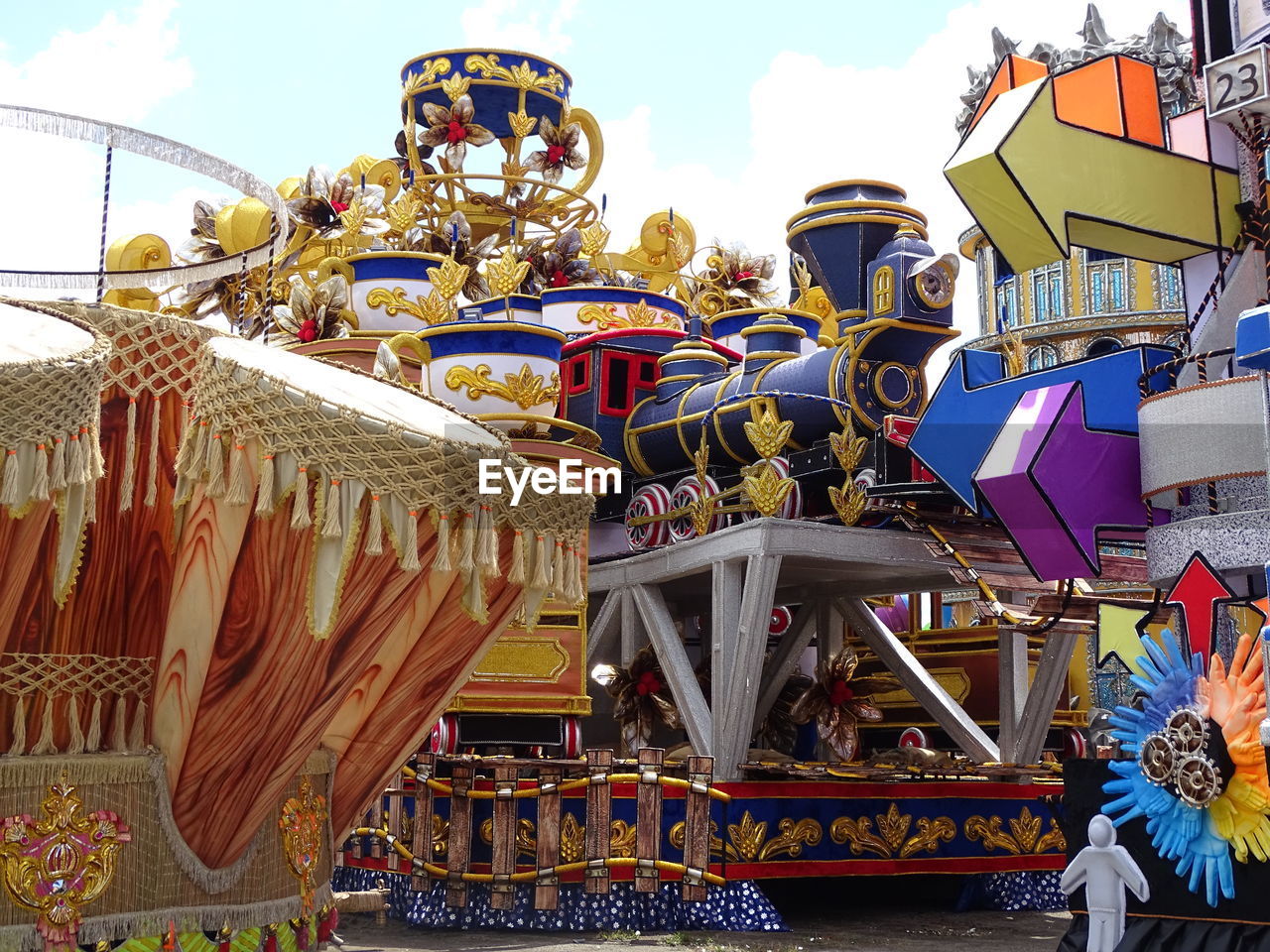 FERRIS WHEEL IN AMUSEMENT PARK AGAINST SKY