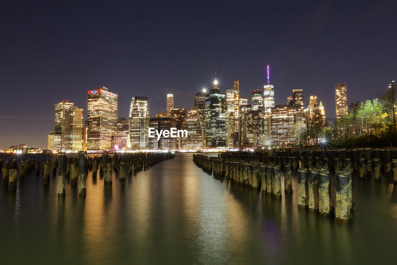 Manhattan night view from the brooklyn bridge park 