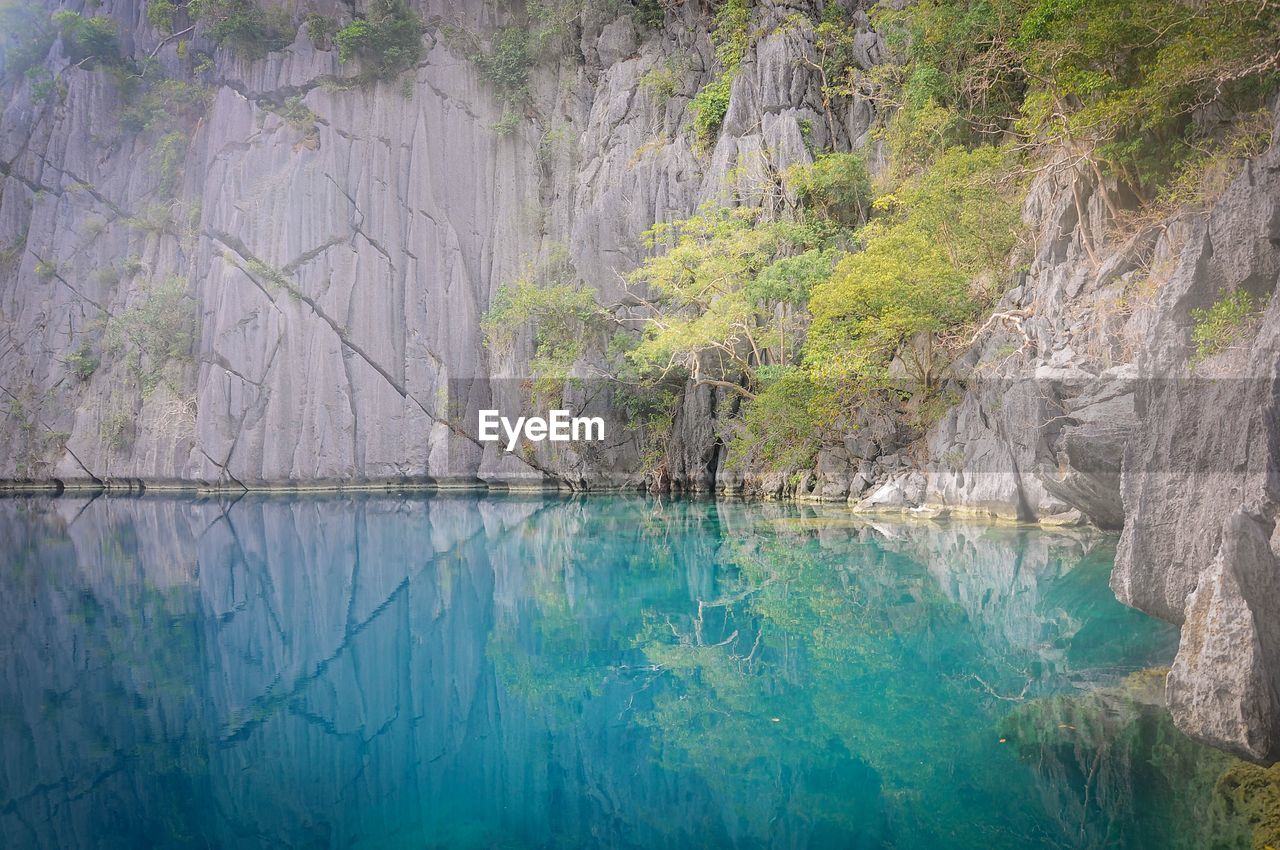 Scenic view of lake barracuda and rocks