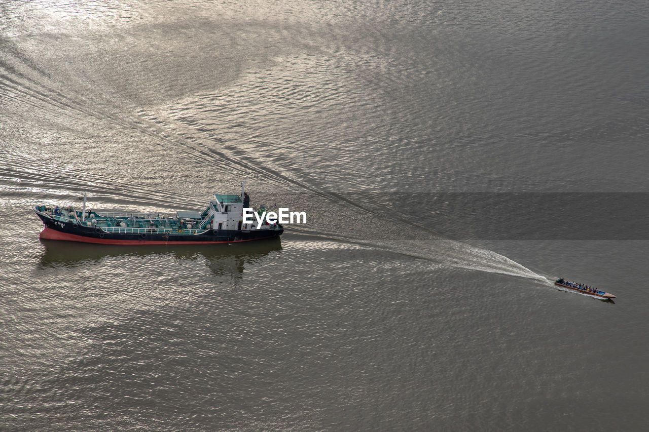 HIGH ANGLE VIEW OF BOAT SAILING ON SEA