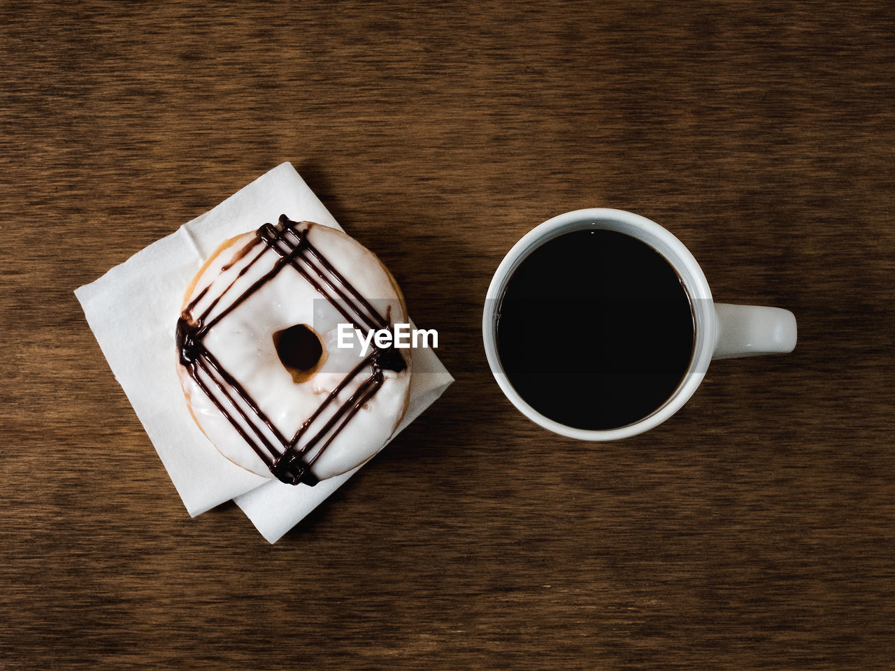 HIGH ANGLE VIEW OF COFFEE CUP ON TABLE